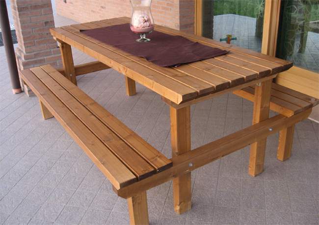 Mobili da giardino in legno - panche e tavoli